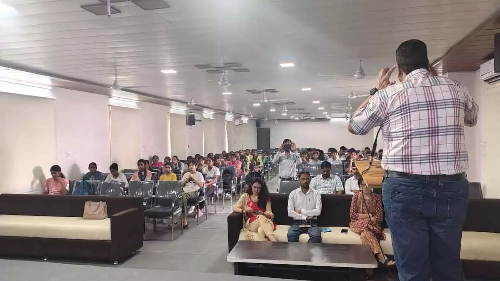 सभागार में वक्ता द्वारा छात्रों को सड़क सुरक्षा जागरूकता व्याख्यान दिया जा रहा है। सभागार में वक्ता द्वारा छात्रों को सड़क सुरक्षा जागरूकता व्याख्यान दिया जा रहा है।
