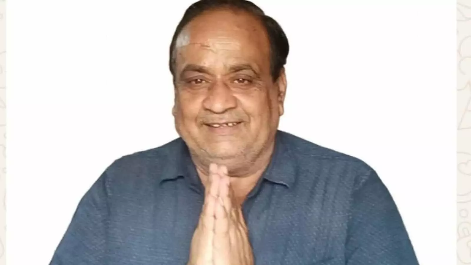 तस्वीर में पत्रकार पारस जैन नमस्कार की मुद्रा में खड़े हैं। तस्वीर में पत्रकार पारस जैन नमस्कार की मुद्रा में खड़े हैं।