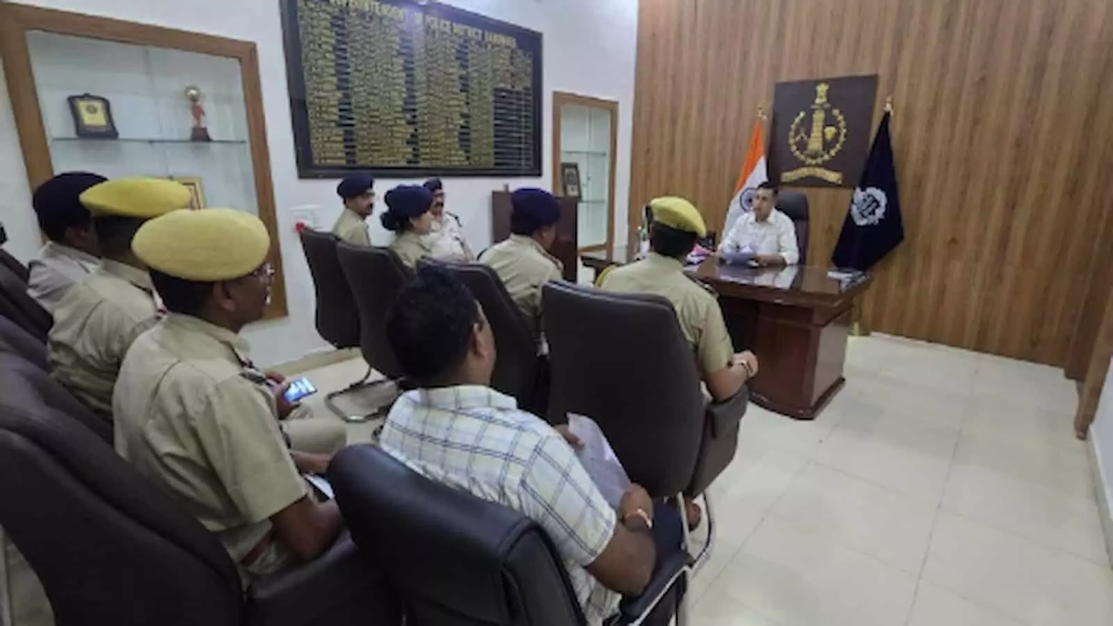 तस्वीर में दिख रहे पुलिस अधिकारी कार्यालय के भीतर मेज पर बैठकर उच्च अधिकारी संग बैठक कर रहे हैं। तस्वीर में दिख रहे पुलिस अधिकारी कार्यालय के भीतर मेज पर बैठकर उच्च अधिकारी संग बैठक कर रहे हैं।