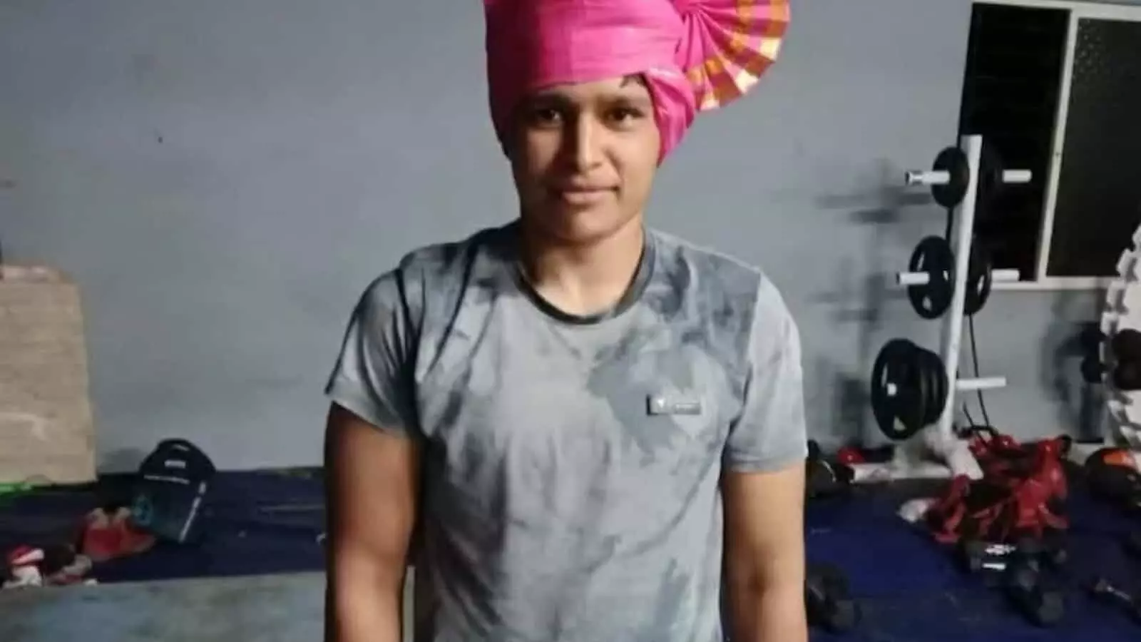 तस्वीर में पहलवान अहिल्या शिंदे गुलाबी फेटा पहनकर जिम उपकरण के सामने खड़ी हैं। तस्वीर में पहलवान अहिल्या शिंदे गुलाबी फेटा पहनकर जिम उपकरण के सामने खड़ी हैं।