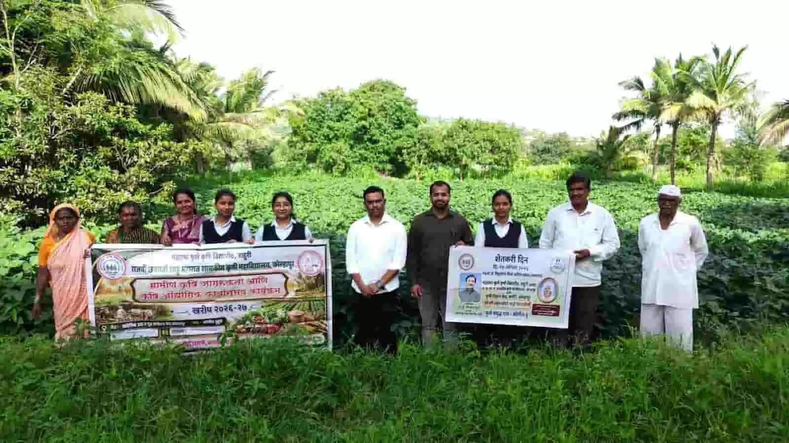 तस्वीर में बाएं से दाएं महिलाएं, छात्र और विशेषज्ञ खेत में खड़े हैं। तस्वीर में बाएं से दाएं महिलाएं, छात्र और विशेषज्ञ खेत में खड़े हैं।