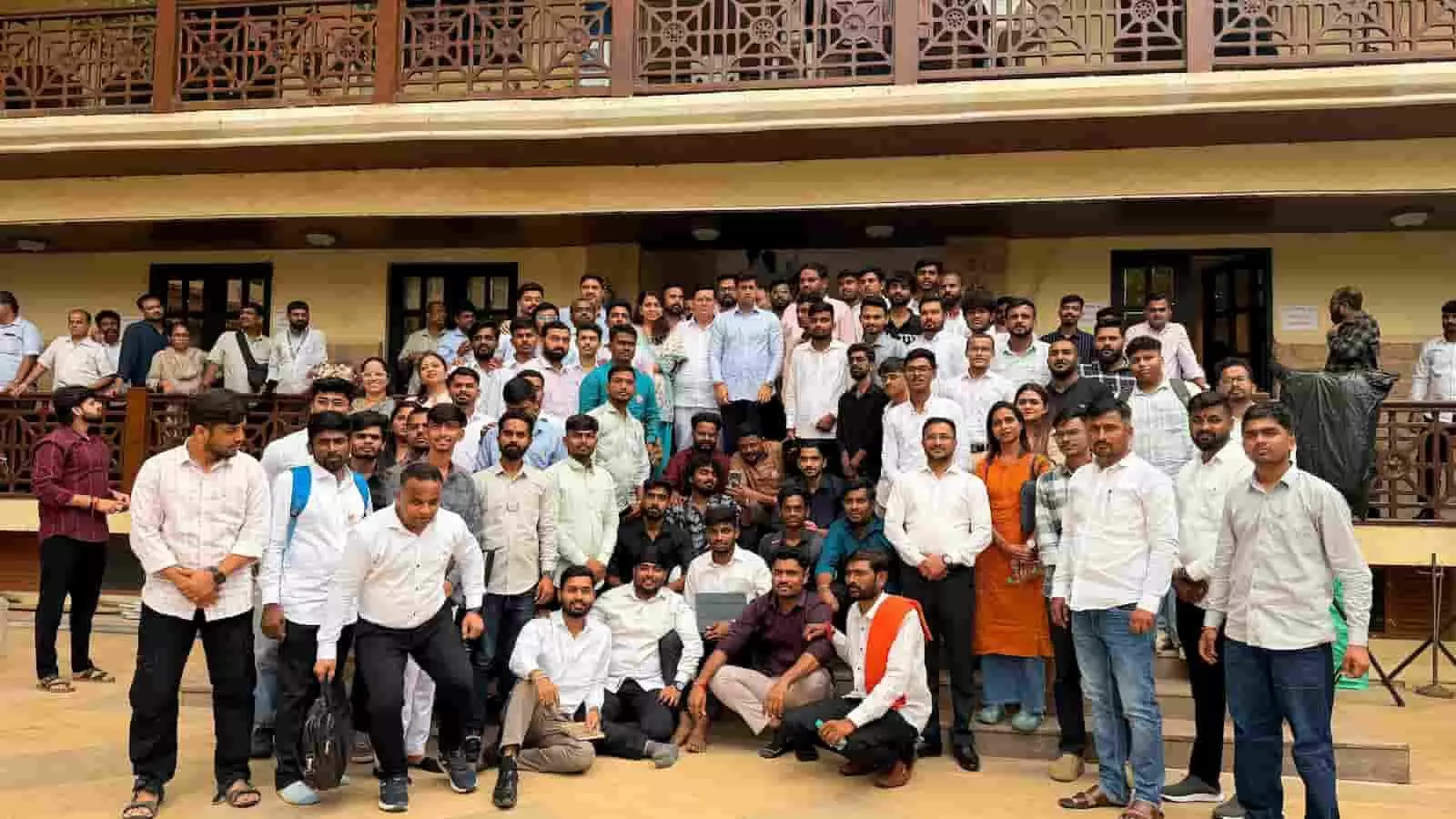 तस्वीर में डॉ. श्रीकांत शिंदे और पार्टी कार्यकर्ता एक साथ खड़े होकर पोज दे रहे हैं। तस्वीर में डॉ. श्रीकांत शिंदे और पार्टी कार्यकर्ता एक साथ खड़े होकर पोज दे रहे हैं।