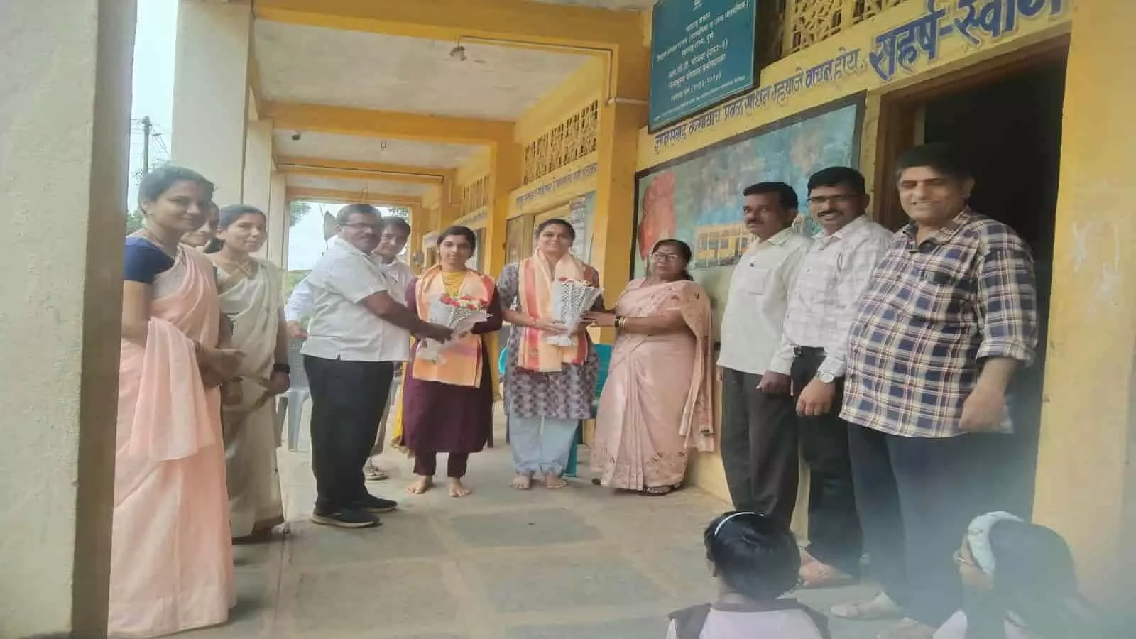 तस्वीर में बाएं से दाएं शिक्षक और गणमान्य व्यक्ति दो पूर्व छात्राओं को सम्मानित कर रहे हैं। तस्वीर में बाएं से दाएं शिक्षक और गणमान्य व्यक्ति दो पूर्व छात्राओं को सम्मानित कर रहे हैं।