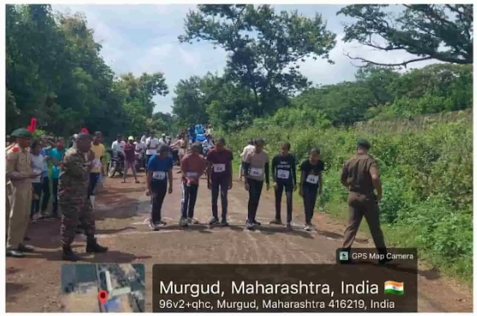 तस्वीर में मुरगूड के मैदान पर दौड़ परीक्षा के लिए कतारबद्ध छात्र और एनसीसी अधिकारी। तस्वीर में मुरगूड के मैदान पर दौड़ परीक्षा के लिए कतारबद्ध छात्र और एनसीसी अधिकारी।