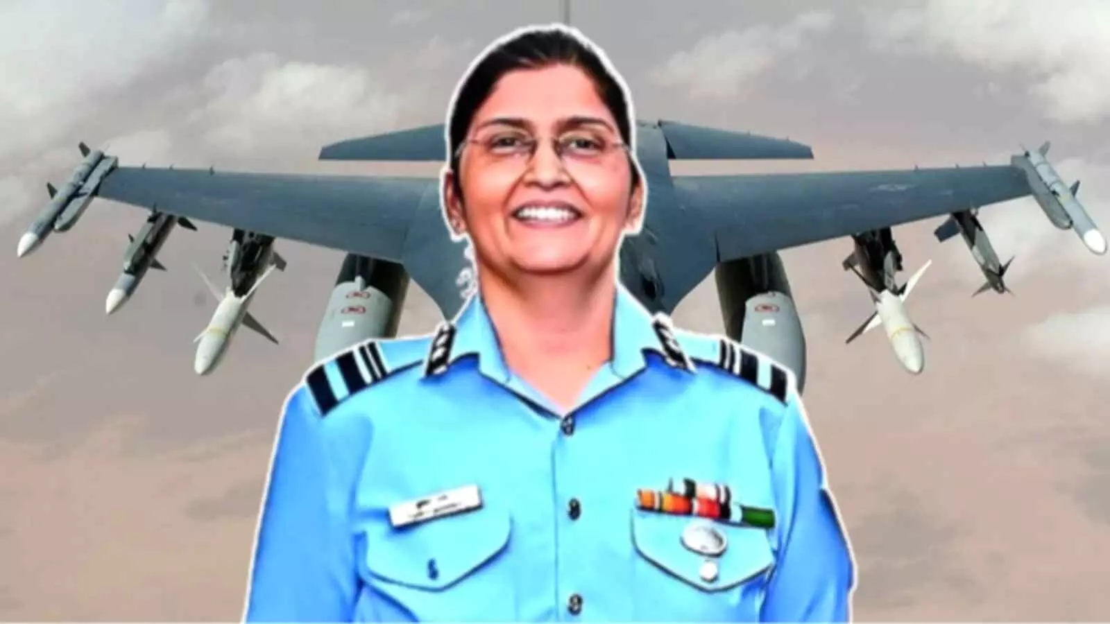वायुसेना की पोशाक पहनी हुई महिला अधिकारी मुस्कुराते हुए नजर आ रही हैं| वायुसेना की पोशाक पहनी हुई महिला अधिकारी मुस्कुराते हुए नजर आ रही हैं|
