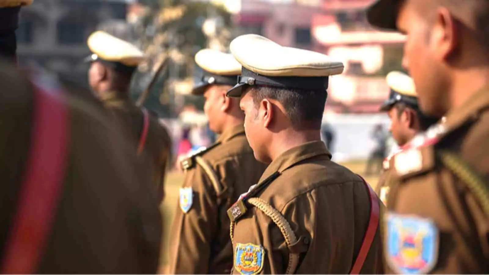 खाकी वर्दी पहने पुलिसकर्मी मध्य प्रदेश में सूबेदार और एसआई भर्ती के संदर्भ में खड़े हैं। खाकी वर्दी पहने पुलिसकर्मी मध्य प्रदेश में सूबेदार और एसआई भर्ती के संदर्भ में खड़े हैं।