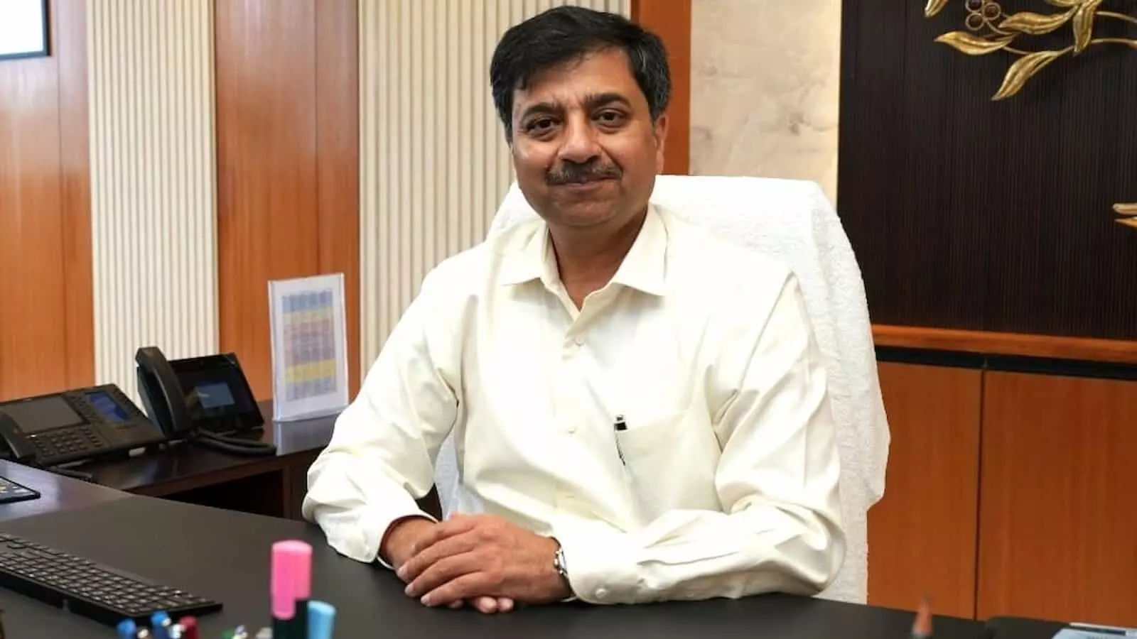 तस्वीर में महाप्रबंधक डिम्पी गर्ग हाजीपुर कार्यालय में अपनी कुर्सी पर बैठे नजर आ रहे हैं। तस्वीर में महाप्रबंधक डिम्पी गर्ग हाजीपुर कार्यालय में अपनी कुर्सी पर बैठे नजर आ रहे हैं।