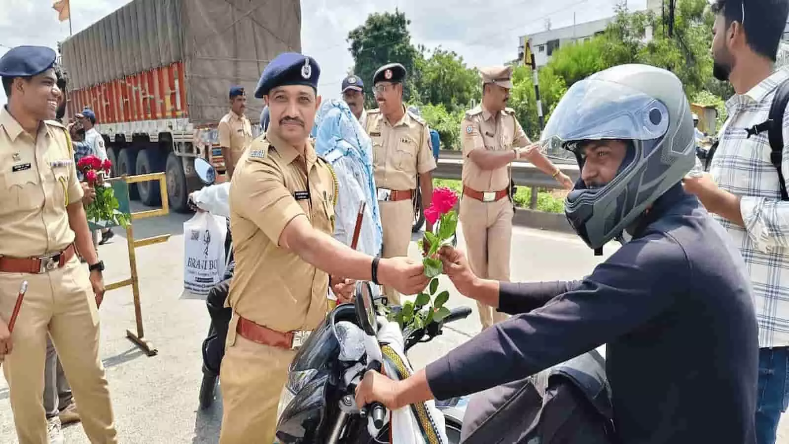 लातूर में सड़क मार्ग पर पुलिसकर्मी वाहन चालकों को फूल देकर हेलमेट जागरूकता अभियान चलाते हुए दिख रहे हैं। लातूर में सड़क मार्ग पर पुलिसकर्मी वाहन चालकों को फूल देकर हेलमेट जागरूकता अभियान चलाते हुए दिख रहे हैं।