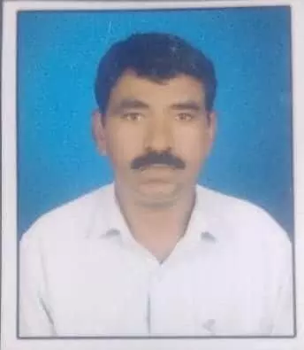 तस्वीर में सामाजिक कार्यकर्ता सगीर शेख हल्के रंग की शर्ट पहने नीले बैकग्राउंड के सामने खड़े हैं। तस्वीर में सामाजिक कार्यकर्ता सगीर शेख हल्के रंग की शर्ट पहने नीले बैकग्राउंड के सामने खड़े हैं।