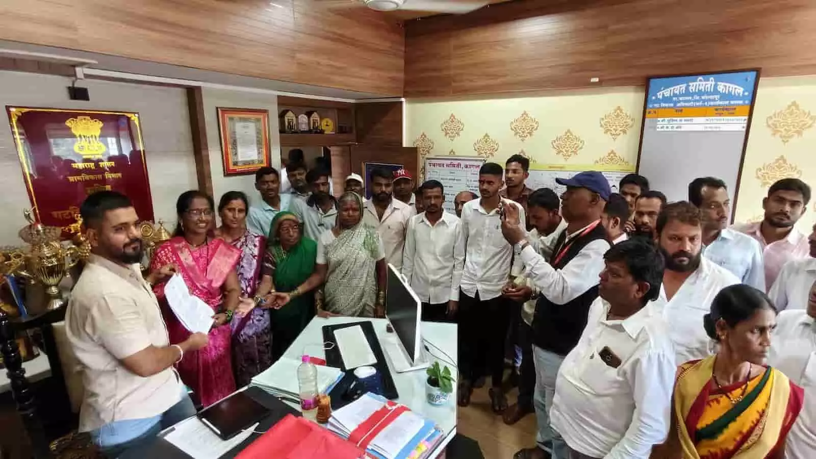 तस्वीर में एकोंडी गांव के ग्रामीण कागल कार्यालय में अधिकारियों को ज्ञापन सौंपते हुए दिखाई दे रहे हैं। तस्वीर में एकोंडी गांव के ग्रामीण कागल कार्यालय में अधिकारियों को ज्ञापन सौंपते हुए दिखाई दे रहे हैं।