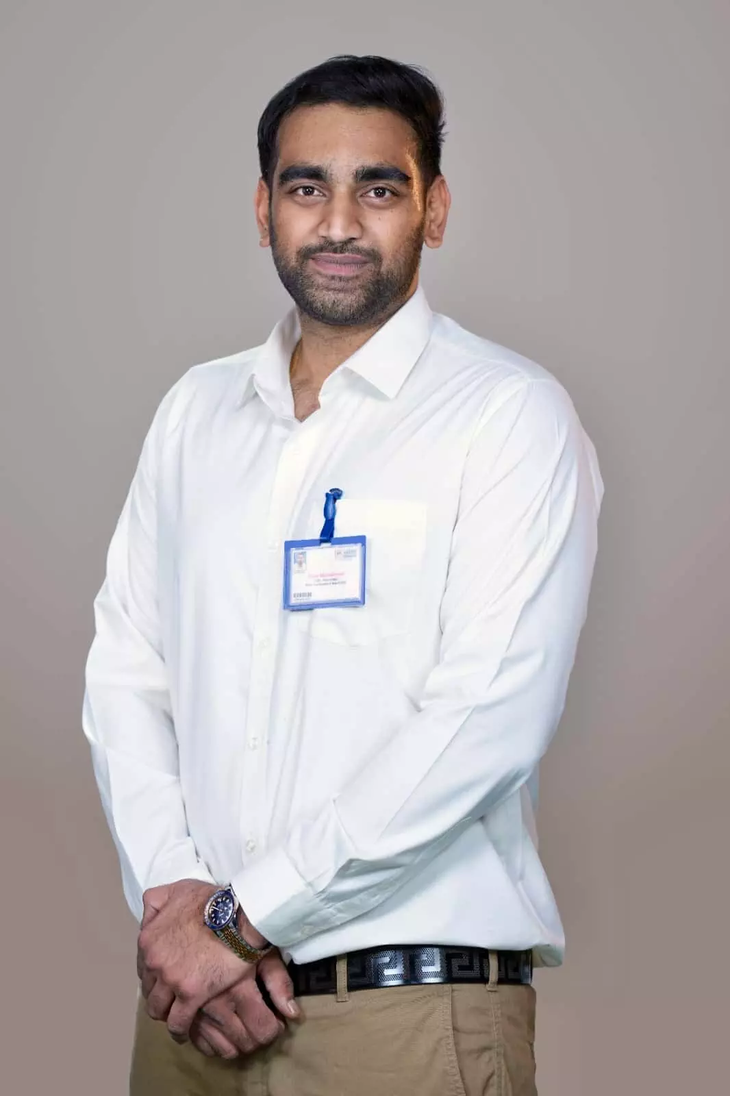 तस्वीर में अमन माहेश्वरी सफेद शर्ट और आईडी कार्ड पहने हुए खड़े हैं। तस्वीर में अमन माहेश्वरी सफेद शर्ट और आईडी कार्ड पहने हुए खड़े हैं।