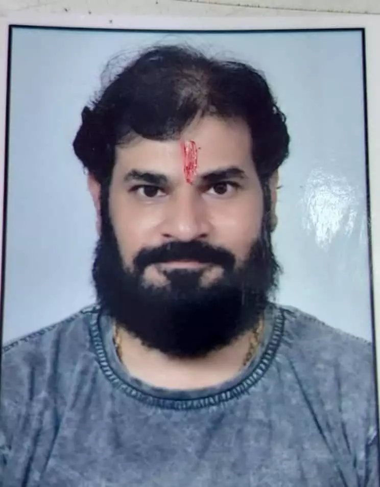 तस्वीर में माथे पर तिलक लगाए धीरेश कुमार आर्य सामने की ओर देखते हुए नजर आ रहे हैं। तस्वीर में माथे पर तिलक लगाए धीरेश कुमार आर्य सामने की ओर देखते हुए नजर आ रहे हैं।