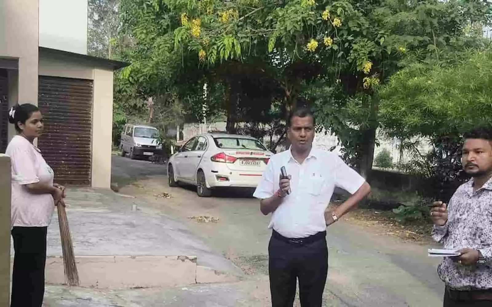 तस्वीर में बाएं से दाएं एक महिला सफाई कर्मचारी, निगम आयुक्त और अन्य कर्मी खड़े हैं। तस्वीर में बाएं से दाएं एक महिला सफाई कर्मचारी, निगम आयुक्त और अन्य कर्मी खड़े हैं।