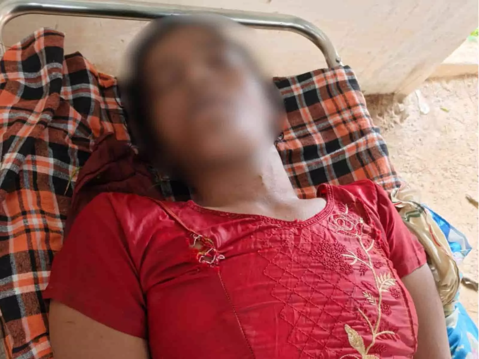 तस्वीर में एक महिला लाल कुर्ती पहने हुए स्ट्रेचर पर लेटी नजर आ रही है। तस्वीर में एक महिला लाल कुर्ती पहने हुए स्ट्रेचर पर लेटी नजर आ रही है।