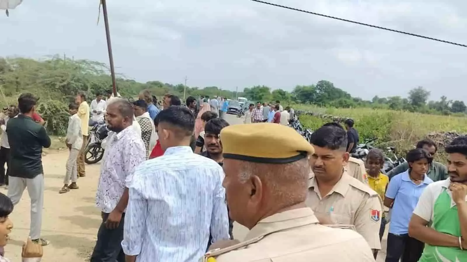 तस्वीर में भीलवाड़ा के नाथडीयास में पुलिस अधिकारी और स्थानीय ग्रामीण सड़क पर खड़े नजर आ रहे हैं। तस्वीर में भीलवाड़ा के नाथडीयास में पुलिस अधिकारी और स्थानीय ग्रामीण सड़क पर खड़े नजर आ रहे हैं।