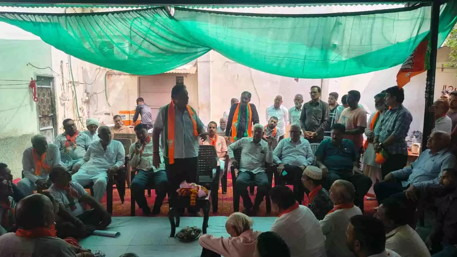 तस्वीर में विधायक सुरेंद्र सिंह राठौड़ आमेट के आनंद मार्केट कार्यालय में कार्यकर्ताओं को संबोधित कर रहे हैं। तस्वीर में विधायक सुरेंद्र सिंह राठौड़ आमेट के आनंद मार्केट कार्यालय में कार्यकर्ताओं को संबोधित कर रहे हैं।