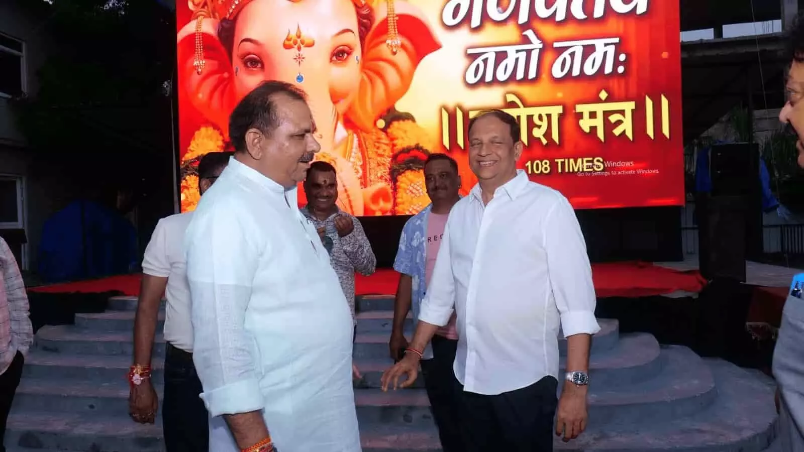 तस्वीर में दर्शक खुले आसमान के नीचे लाल और ग्रे रंग की सीटों पर बैठकर फिल्म देख रहे हैं। तस्वीर में दर्शक खुले आसमान के नीचे लाल और ग्रे रंग की सीटों पर बैठकर फिल्म देख रहे हैं।