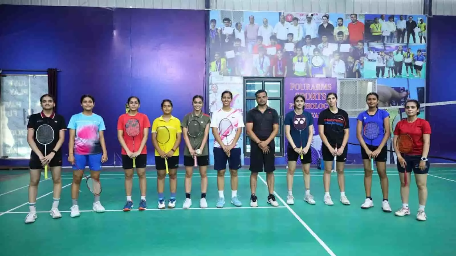 तस्वीर में दिख रही इंदौर बैडमिंटन कोर्ट की हरी सतह पर खड़े खिलाड़ी अभ्यास के लिए तैयार हैं। तस्वीर में दिख रही इंदौर बैडमिंटन कोर्ट की हरी सतह पर खड़े खिलाड़ी अभ्यास के लिए तैयार हैं।