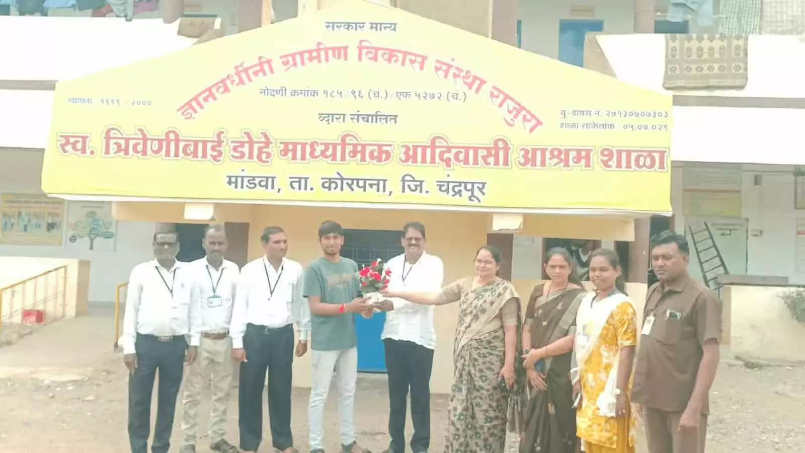 तस्वीर में विक्रांत काले स्कूल के प्रवेश द्वार के सामने शिक्षकों के साथ खड़े हैं। तस्वीर में विक्रांत काले स्कूल के प्रवेश द्वार के सामने शिक्षकों के साथ खड़े हैं।