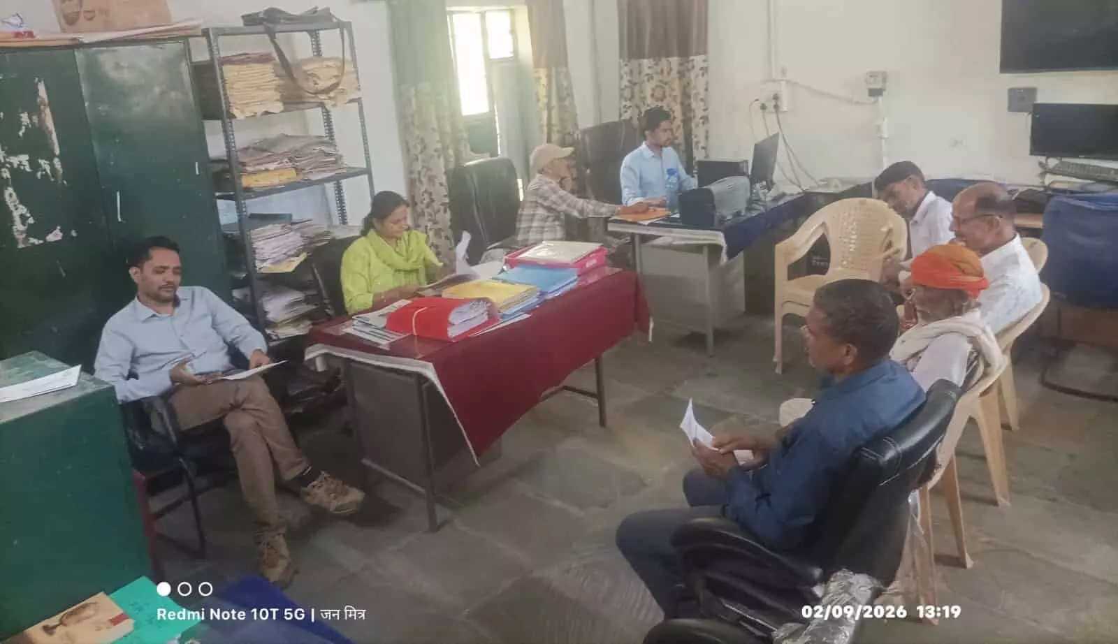 खेरवाड़ा ब्लॉक शिक्षा अधिकारी के दफ्तर में बैठकर अपनी मांगों पर चर्चा करते समिति के सदस्य। खेरवाड़ा ब्लॉक शिक्षा अधिकारी के दफ्तर में बैठकर अपनी मांगों पर चर्चा करते समिति के सदस्य।