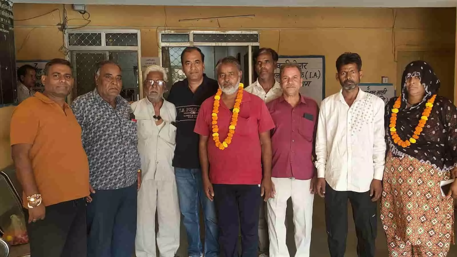 तस्वीर में गंगापुर कार्यालय के बाहर खड़े कांग्रेस पार्टी के नेता और लोग दिखाई दे रहे हैं। तस्वीर में गंगापुर कार्यालय के बाहर खड़े कांग्रेस पार्टी के नेता और लोग दिखाई दे रहे हैं।