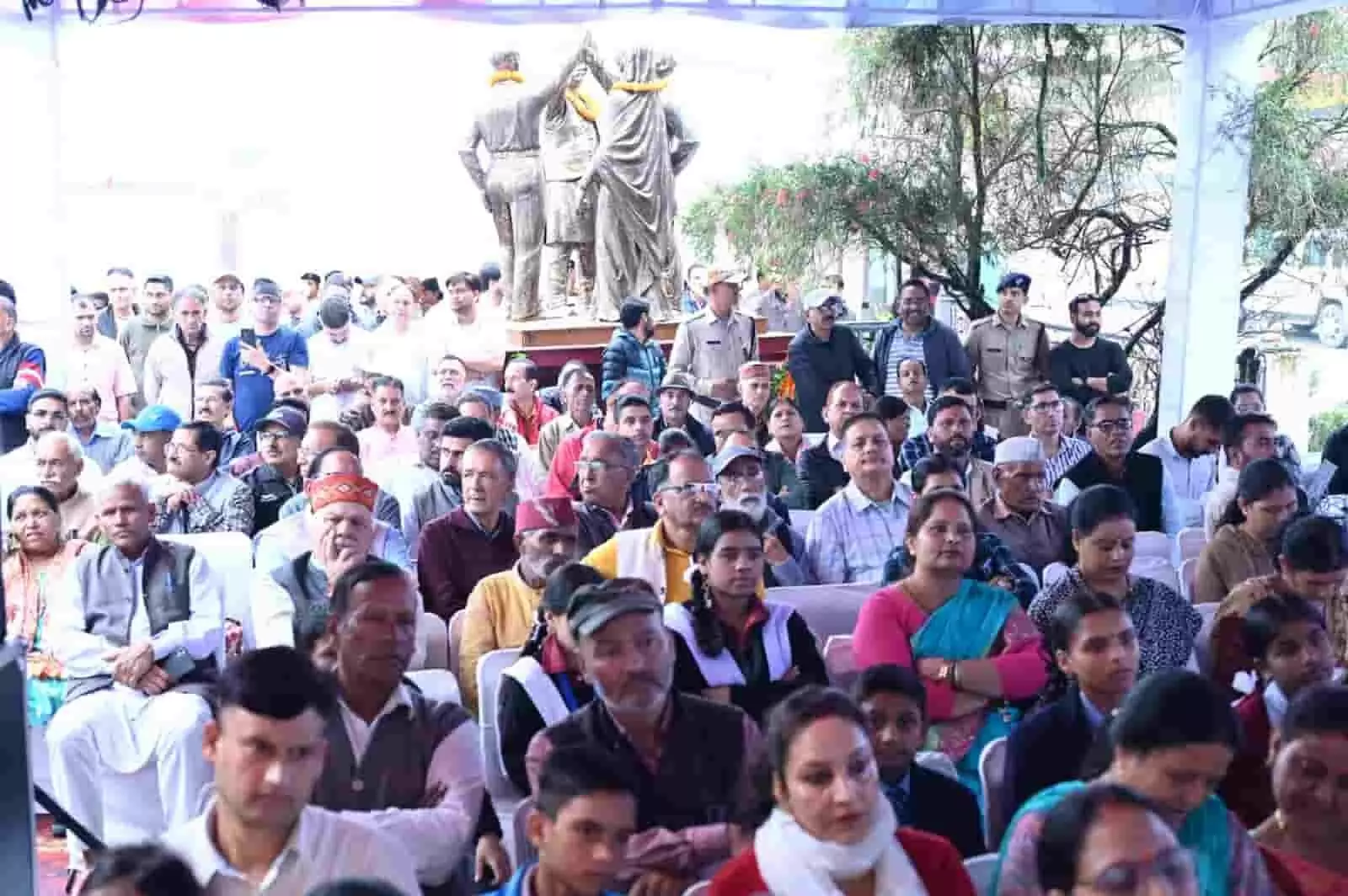 मसूरी में शहीद स्मारक प्रतिमा के सामने बने पंडाल में बैठे कार्यक्रम के सहभागी और दर्शक। मसूरी में शहीद स्मारक प्रतिमा के सामने बने पंडाल में बैठे कार्यक्रम के सहभागी और दर्शक।
