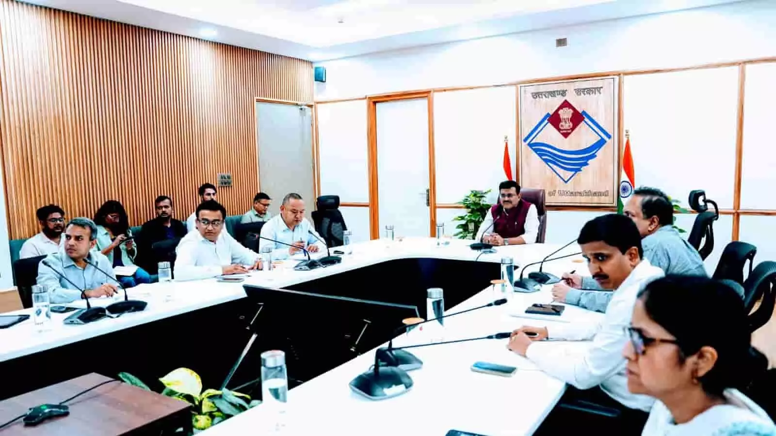 तस्वीर में मुख्य सचिव आनंद बर्द्धन सम्मेलन कक्ष में अधिकारियों संग बैठक की अध्यक्षता कर रहे हैं। तस्वीर में मुख्य सचिव आनंद बर्द्धन सम्मेलन कक्ष में अधिकारियों संग बैठक की अध्यक्षता कर रहे हैं।