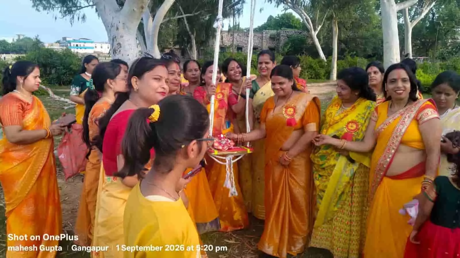 तस्वीर में दिख रही महिलाएं एक पार्क में एकत्रित होकर झूले के पास खड़ी हैं। तस्वीर में दिख रही महिलाएं एक पार्क में एकत्रित होकर झूले के पास खड़ी हैं।