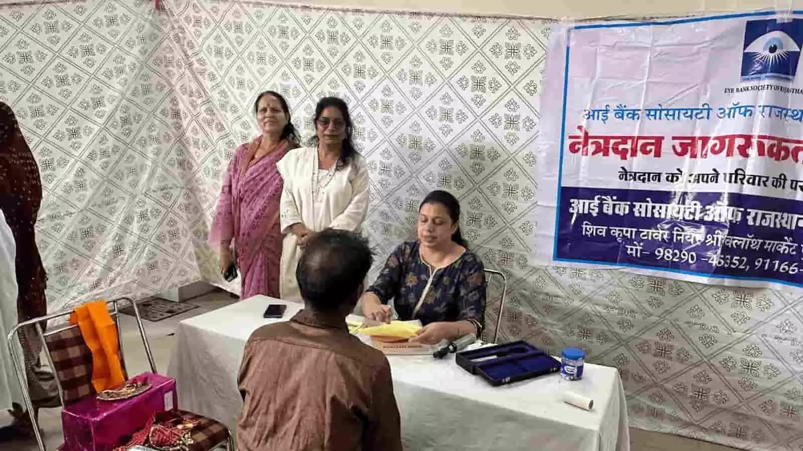 तस्वीर में बाएं खड़ी दो महिलाएं, टेबल पर बैठे मरीज और परामर्श देती डॉक्टर नजर आ रही हैं। तस्वीर में बाएं खड़ी दो महिलाएं, टेबल पर बैठे मरीज और परामर्श देती डॉक्टर नजर आ रही हैं।