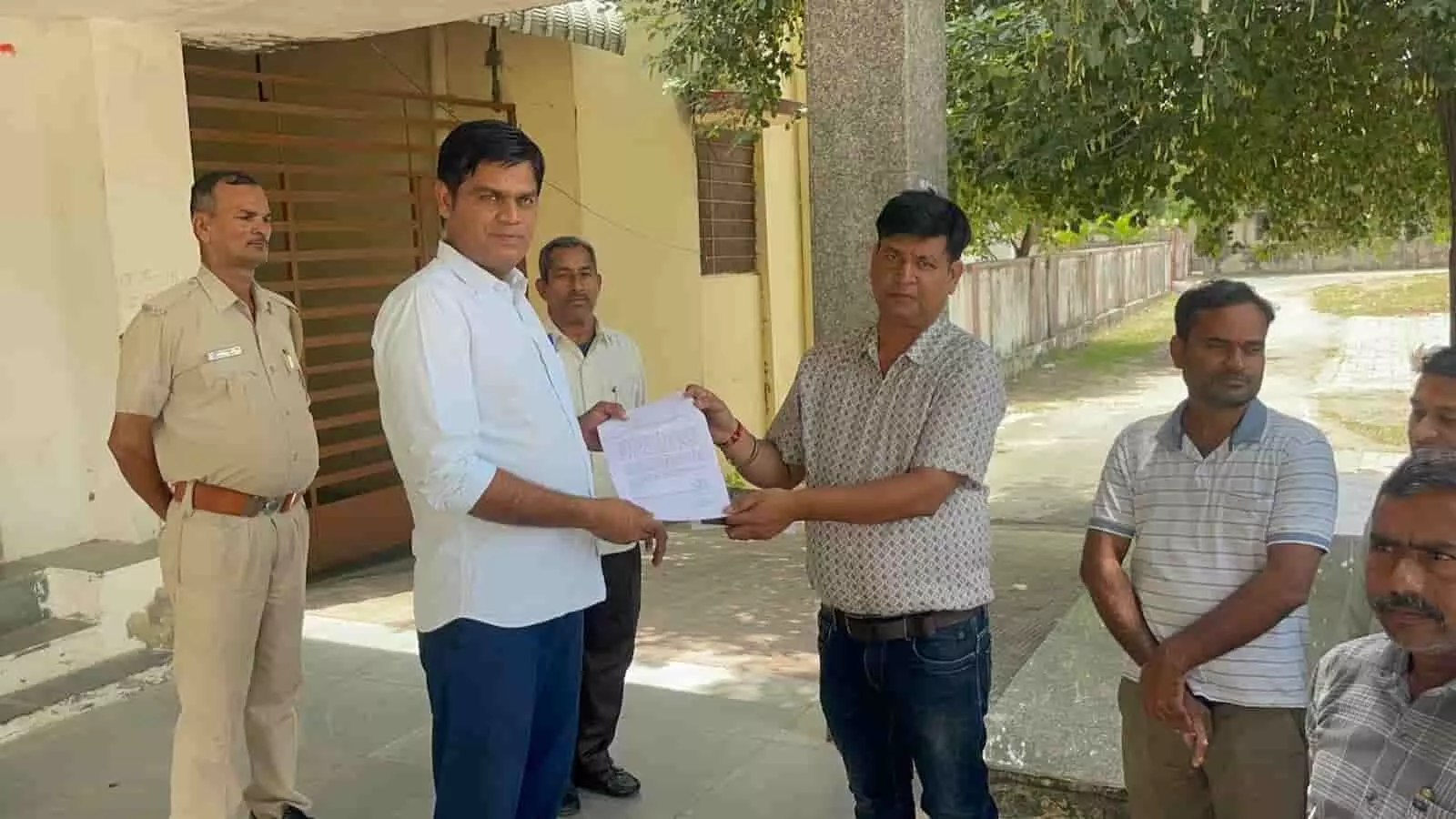तस्वीर में राजसमन्द कार्यालय के बाहर दो व्यक्ति एक पुलिसकर्मी को लिखित शिकायत पत्र सौंप रहे हैं। तस्वीर में राजसमन्द कार्यालय के बाहर दो व्यक्ति एक पुलिसकर्मी को लिखित शिकायत पत्र सौंप रहे हैं।