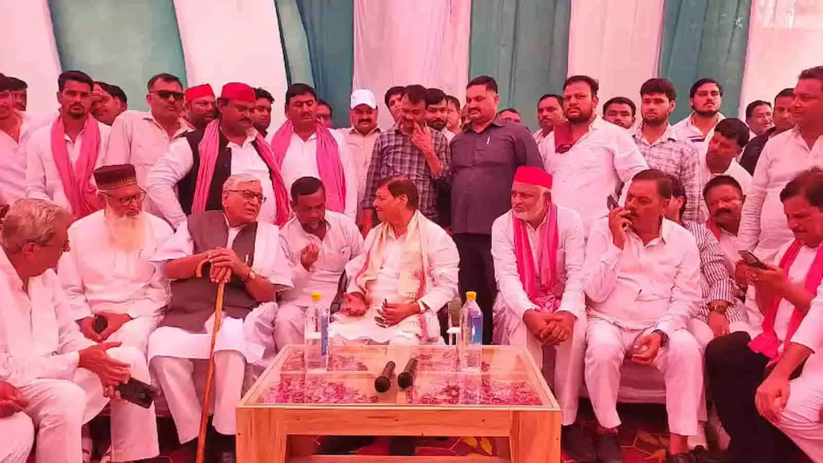 तस्वीर में शिवपाल यादव एटा के एक कार्यक्रम में अन्य लोगों के साथ बैठे नजर आ रहे हैं। तस्वीर में शिवपाल यादव एटा के एक कार्यक्रम में अन्य लोगों के साथ बैठे नजर आ रहे हैं।
