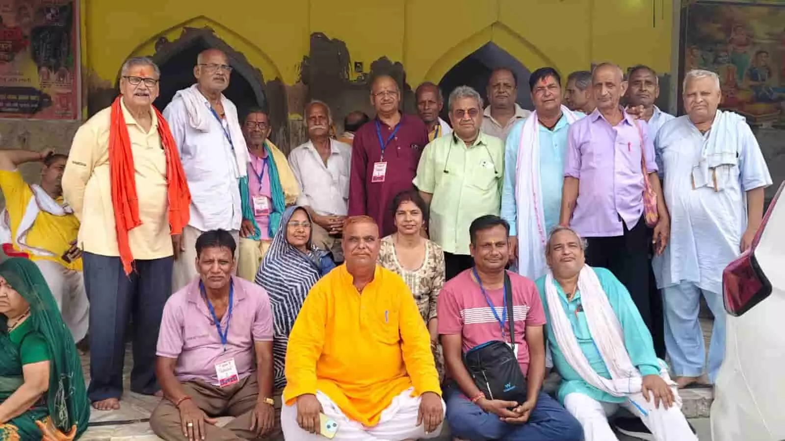 तस्वीर में दिख रही एक इमारत के सामने कई पुरुष और महिलाएं बैठकर और खड़े होकर समूह में फोटो खिंचवा रहे हैं। तस्वीर में दिख रही एक इमारत के सामने कई पुरुष और महिलाएं बैठकर और खड़े होकर समूह में फोटो खिंचवा रहे हैं।