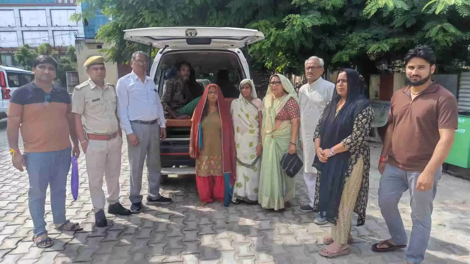 तस्वीर में गंगापुर सिटी में सेवा समिति के कार्यकर्ता लावारिस अवस्था में मिले दो लोगों की मदद करते दिख रहे हैं। तस्वीर में गंगापुर सिटी में सेवा समिति के कार्यकर्ता लावारिस अवस्था में मिले दो लोगों की मदद करते दिख रहे हैं।