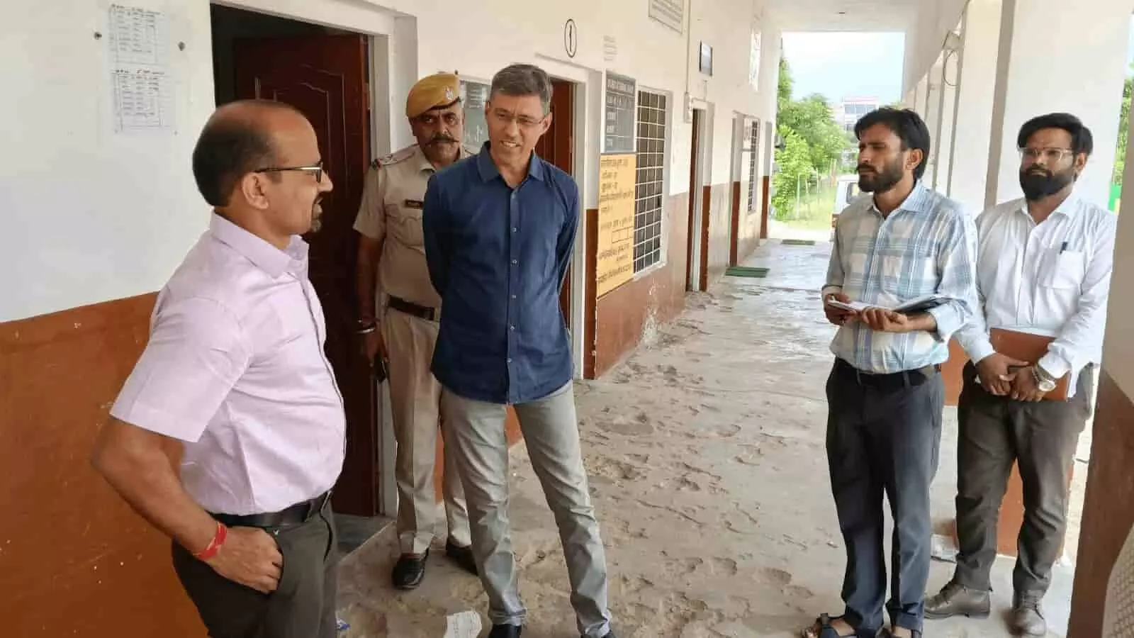 तस्वीर में जिला कलेक्टर काना राम और अन्य अधिकारी वजीरपुर के स्कूल परिसर में खड़े होकर चर्चा कर रहे हैं। तस्वीर में जिला कलेक्टर काना राम और अन्य अधिकारी वजीरपुर के स्कूल परिसर में खड़े होकर चर्चा कर रहे हैं।