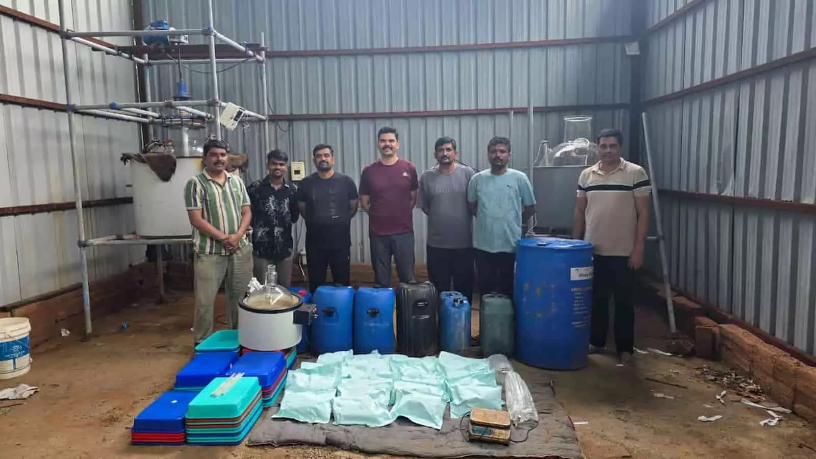 तस्वीर में दिख रही पुलिस टीम शेड के अंदर जप्त किए गए ड्रग्स और उपकरणों के साथ मौजूद है। तस्वीर में दिख रही पुलिस टीम शेड के अंदर जप्त किए गए ड्रग्स और उपकरणों के साथ मौजूद है।