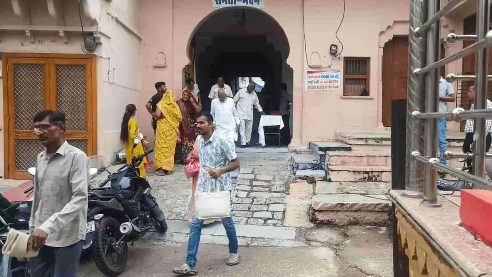 तस्वीर में निकुंभ कस्बे के समता भवन के प्रवेश द्वार पर कुछ लोग दिखाई दे रहे हैं। तस्वीर में निकुंभ कस्बे के समता भवन के प्रवेश द्वार पर कुछ लोग दिखाई दे रहे हैं।