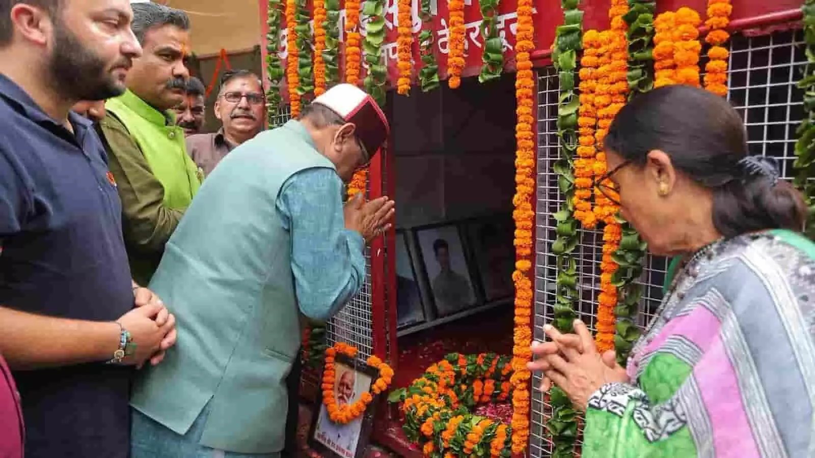 तस्वीर में कैबिनेट मंत्री खजान दास और अन्य लोग देहरादून के शहीद स्थल पर हाथ जोड़कर श्रद्धांजलि दे रहे हैं। तस्वीर में कैबिनेट मंत्री खजान दास और अन्य लोग देहरादून के शहीद स्थल पर हाथ जोड़कर श्रद्धांजलि दे रहे हैं।