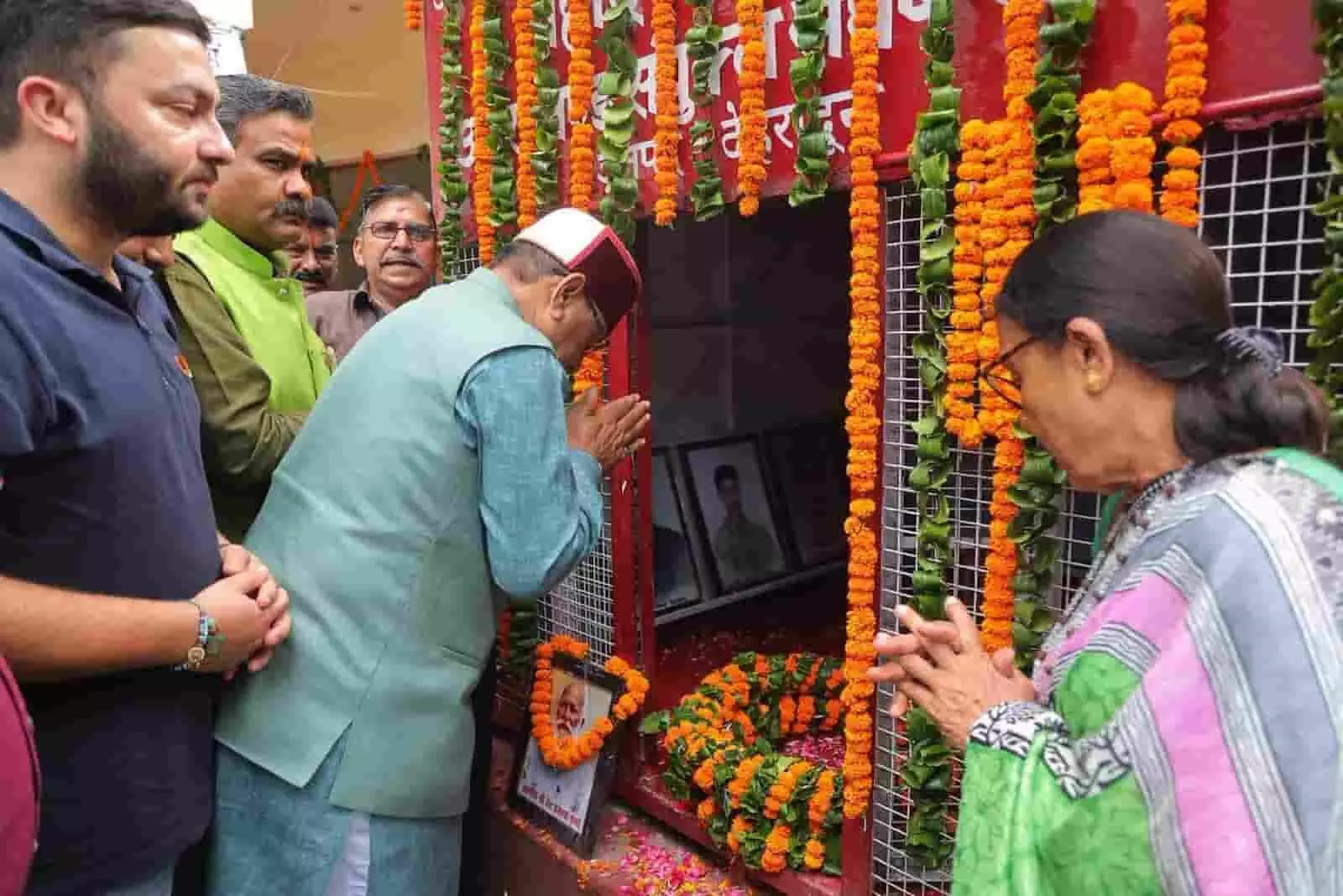 तस्वीर में कैबिनेट मंत्री खजान दास देहरादून स्थित शहीद स्थल पर फूलों से सजे स्मारक के सामने श्रद्धांजलि अर्पित कर रहे हैं। तस्वीर में कैबिनेट मंत्री खजान दास देहरादून स्थित शहीद स्थल पर फूलों से सजे स्मारक के सामने श्रद्धांजलि अर्पित कर रहे हैं।