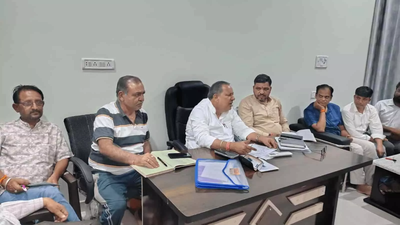 तस्वीर में जिला कार्यालय के कमरे में एक मेज के पास बैठे हुए भाजपा नेता दिखाई दे रहे हैं। तस्वीर में जिला कार्यालय के कमरे में एक मेज के पास बैठे हुए भाजपा नेता दिखाई दे रहे हैं।