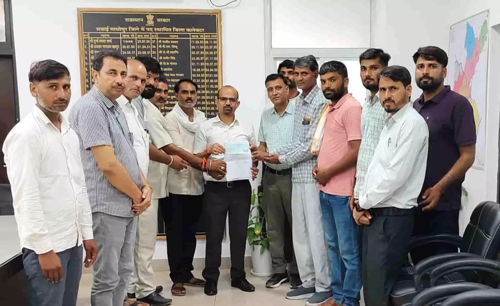तस्वीर में बाएं से दाएं ग्रामीण, संस्था प्रधान और अधिकारी कार्यालय में विद्यालय विकास का चेक सौंपते हुए खड़े हैं। तस्वीर में बाएं से दाएं ग्रामीण, संस्था प्रधान और अधिकारी कार्यालय में विद्यालय विकास का चेक सौंपते हुए खड़े हैं।