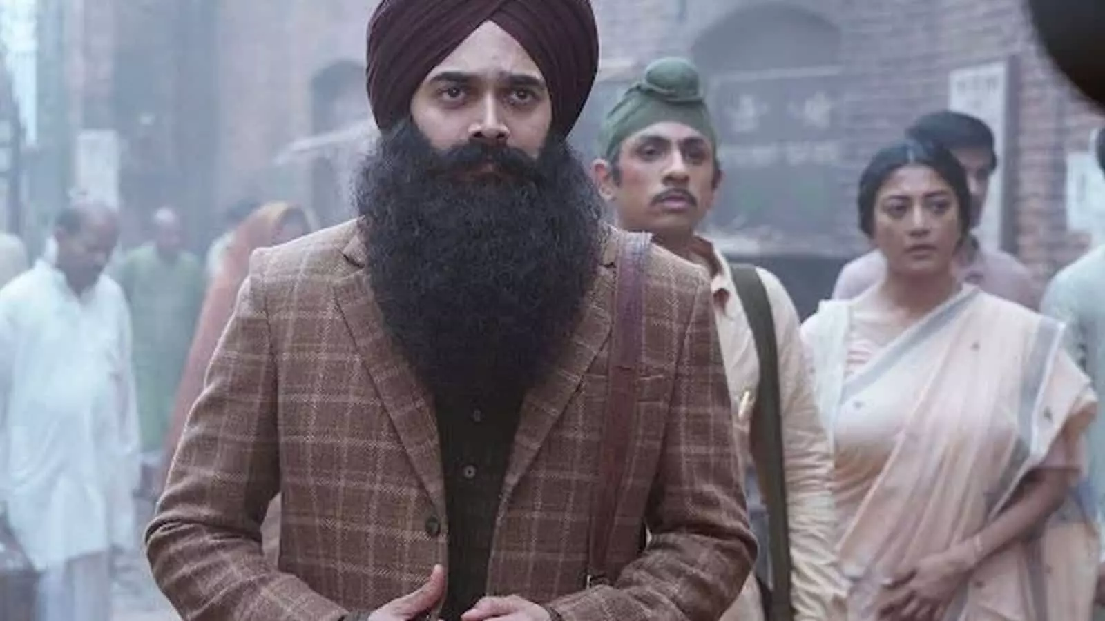 तस्वीर में आगे की तरफ अभिनेता भुवन बाम दाढ़ी और पगड़ी में खड़े हैं, जबकि पीछे अन्य कलाकार मौजूद हैं। तस्वीर में आगे की तरफ अभिनेता भुवन बाम दाढ़ी और पगड़ी में खड़े हैं, जबकि पीछे अन्य कलाकार मौजूद हैं।