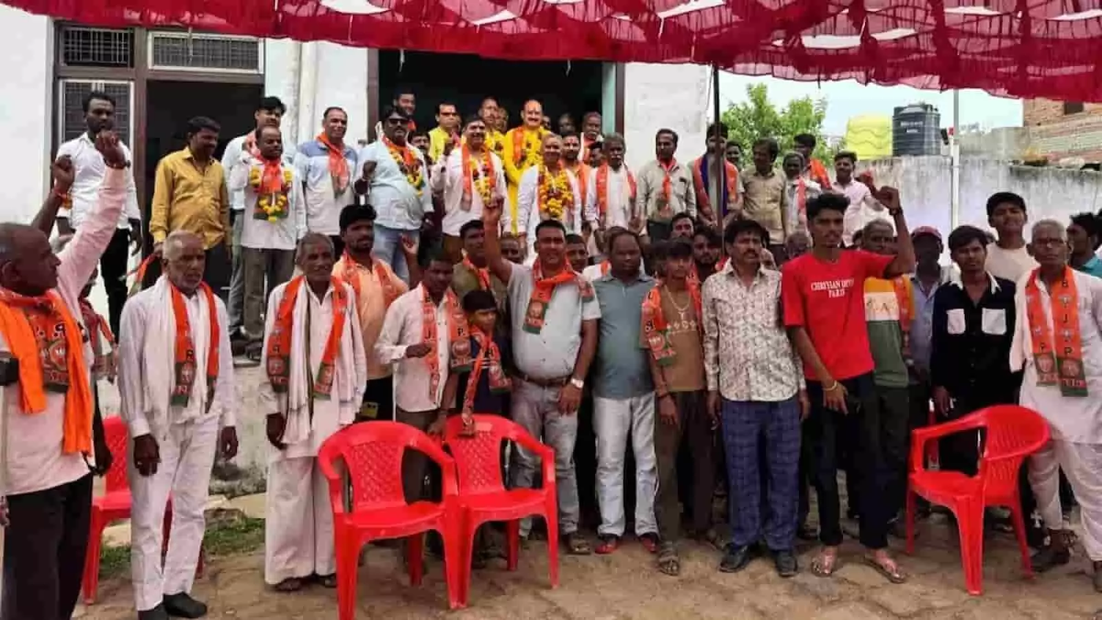तस्वीर में दिख रही लाल टेंट के नीचे खड़ी समर्थकों की भीड़ हाथ उठाकर नारे लगा रही है। तस्वीर में दिख रही लाल टेंट के नीचे खड़ी समर्थकों की भीड़ हाथ उठाकर नारे लगा रही है।