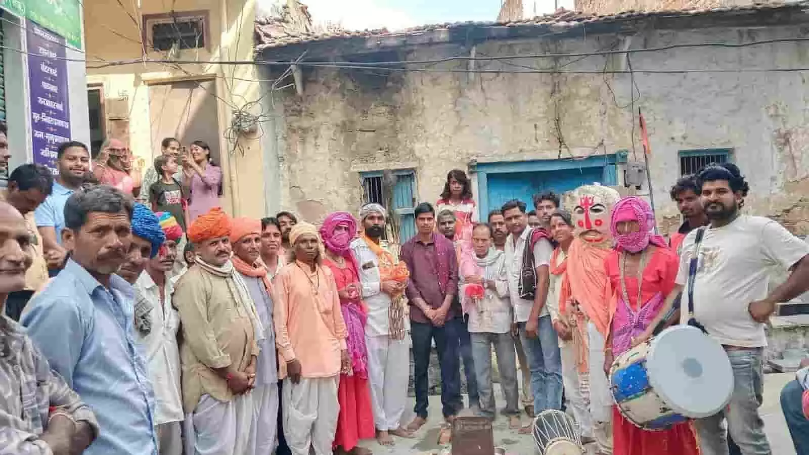 तस्वीर में पारंपरिक ढोल और थाली के साथ गवरी लोकनाट्य के शुभारंभ पर उपस्थित ग्रामीण दिखाई दे रहे हैं। तस्वीर में पारंपरिक ढोल और थाली के साथ गवरी लोकनाट्य के शुभारंभ पर उपस्थित ग्रामीण दिखाई दे रहे हैं।