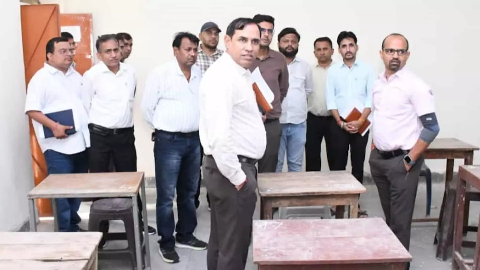 तस्वीर में दिख रहे जिला निर्वाचन अधिकारी काना राम अधिकारियों की मौजूदगी में कमरे की व्यवस्थाओं का जायजा ले रहे हैं। तस्वीर में दिख रहे जिला निर्वाचन अधिकारी काना राम अधिकारियों की मौजूदगी में कमरे की व्यवस्थाओं का जायजा ले रहे हैं।