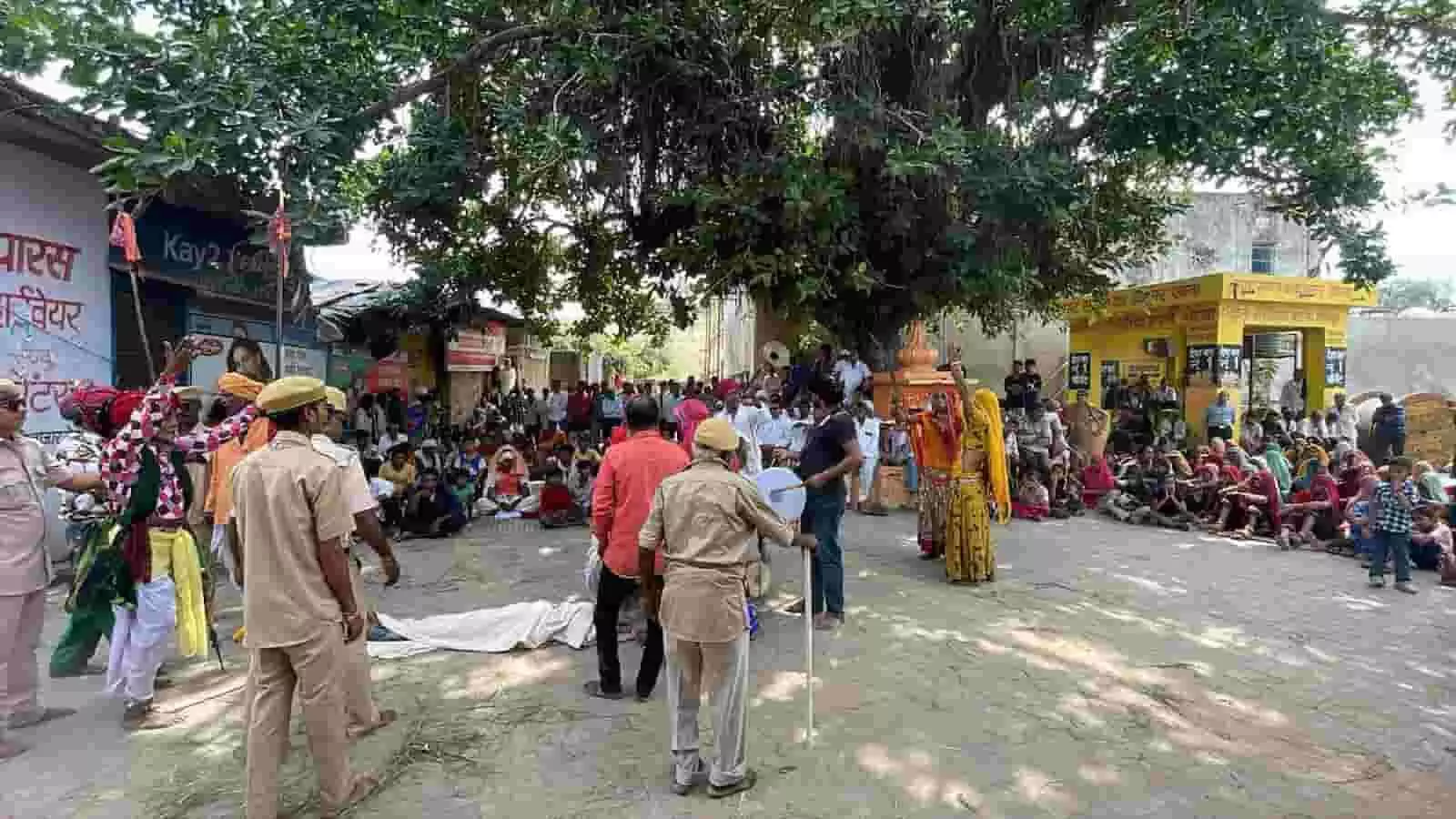 तस्वीर में खुले स्थान पर गवरी के कलाकार पारंपरिक वेशभूषा में नृत्य और मंचन कर रहे हैं। तस्वीर में खुले स्थान पर गवरी के कलाकार पारंपरिक वेशभूषा में नृत्य और मंचन कर रहे हैं।