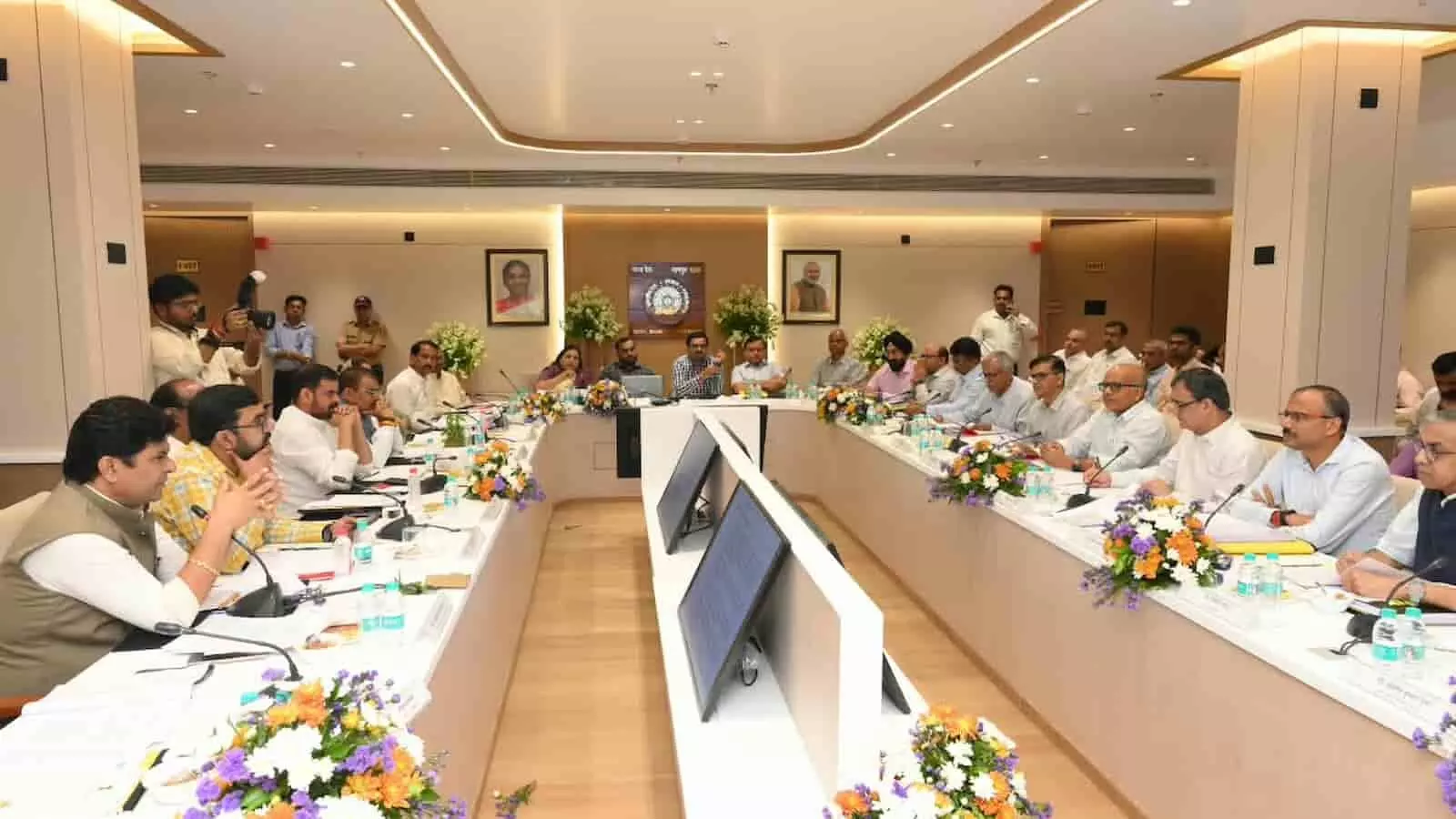 तस्वीर में नागपुर स्थित कार्यालय के बड़े सम्मेलन कक्ष में सांसद और रेलवे अधिकारी बैठक में बैठे हैं। तस्वीर में नागपुर स्थित कार्यालय के बड़े सम्मेलन कक्ष में सांसद और रेलवे अधिकारी बैठक में बैठे हैं।