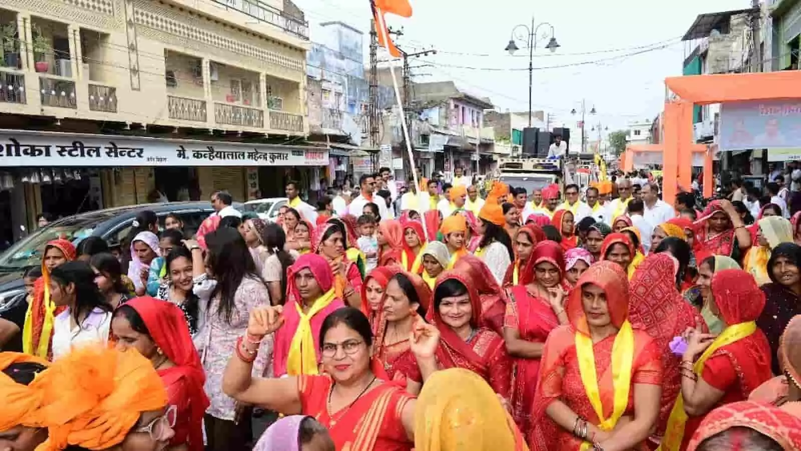 तस्वीर में बारां की सड़क पर पारंपरिक वेशभूषा और लाल कपड़ों में महिलाएं और लोग शोभायात्रा निकालते हुए दिखाई दे रहे हैं। तस्वीर में बारां की सड़क पर पारंपरिक वेशभूषा और लाल कपड़ों में महिलाएं और लोग शोभायात्रा निकालते हुए दिखाई दे रहे हैं।