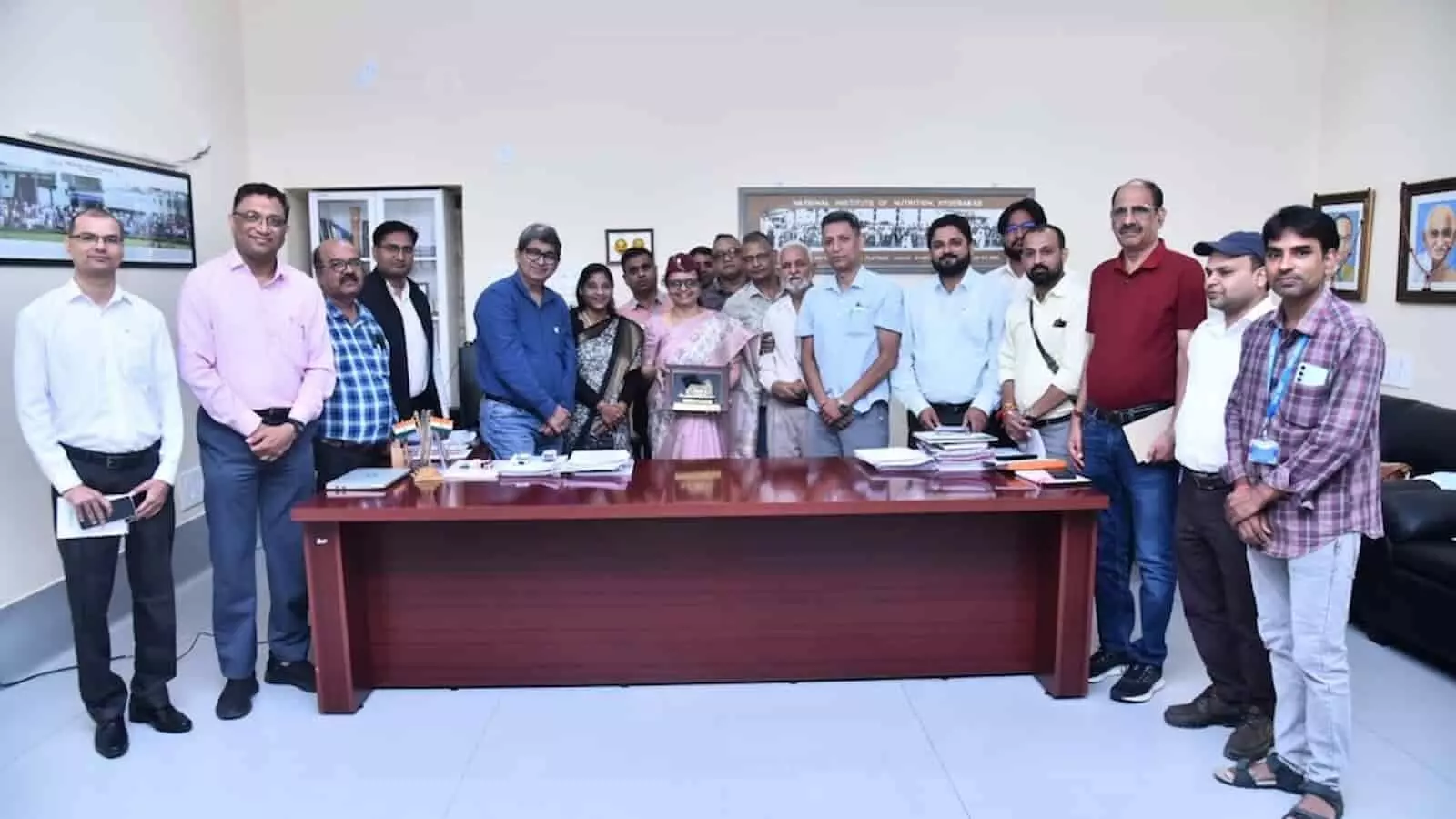 तस्वीर में उत्तराखंड का मीडिया प्रतिनिधिमंडल और आईसीएमआर-एनआईएन हैदराबाद के अधिकारी कार्यालय कक्ष में खड़े दिखाई दे रहे हैं। तस्वीर में उत्तराखंड का मीडिया प्रतिनिधिमंडल और आईसीएमआर-एनआईएन हैदराबाद के अधिकारी कार्यालय कक्ष में खड़े दिखाई दे रहे हैं।