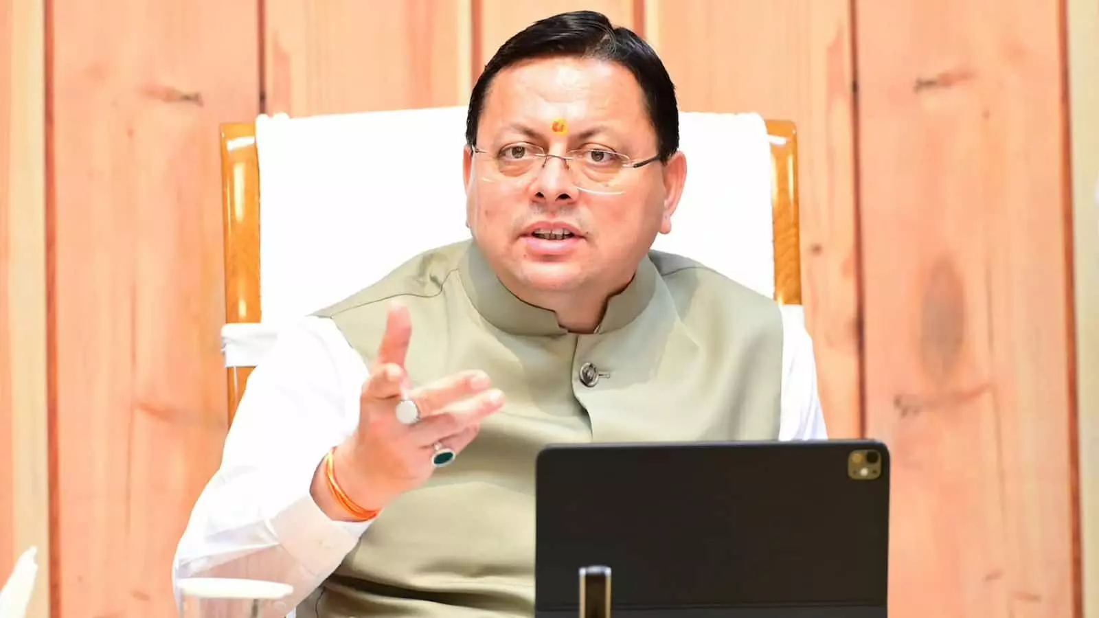 तस्वीर में मुख्यमंत्री पुष्कर सिंह धामी अधिकारियों के साथ विकास प्राधिकरणों की समीक्षा बैठक की अध्यक्षता कर रहे हैं। तस्वीर में मुख्यमंत्री पुष्कर सिंह धामी अधिकारियों के साथ विकास प्राधिकरणों की समीक्षा बैठक की अध्यक्षता कर रहे हैं।