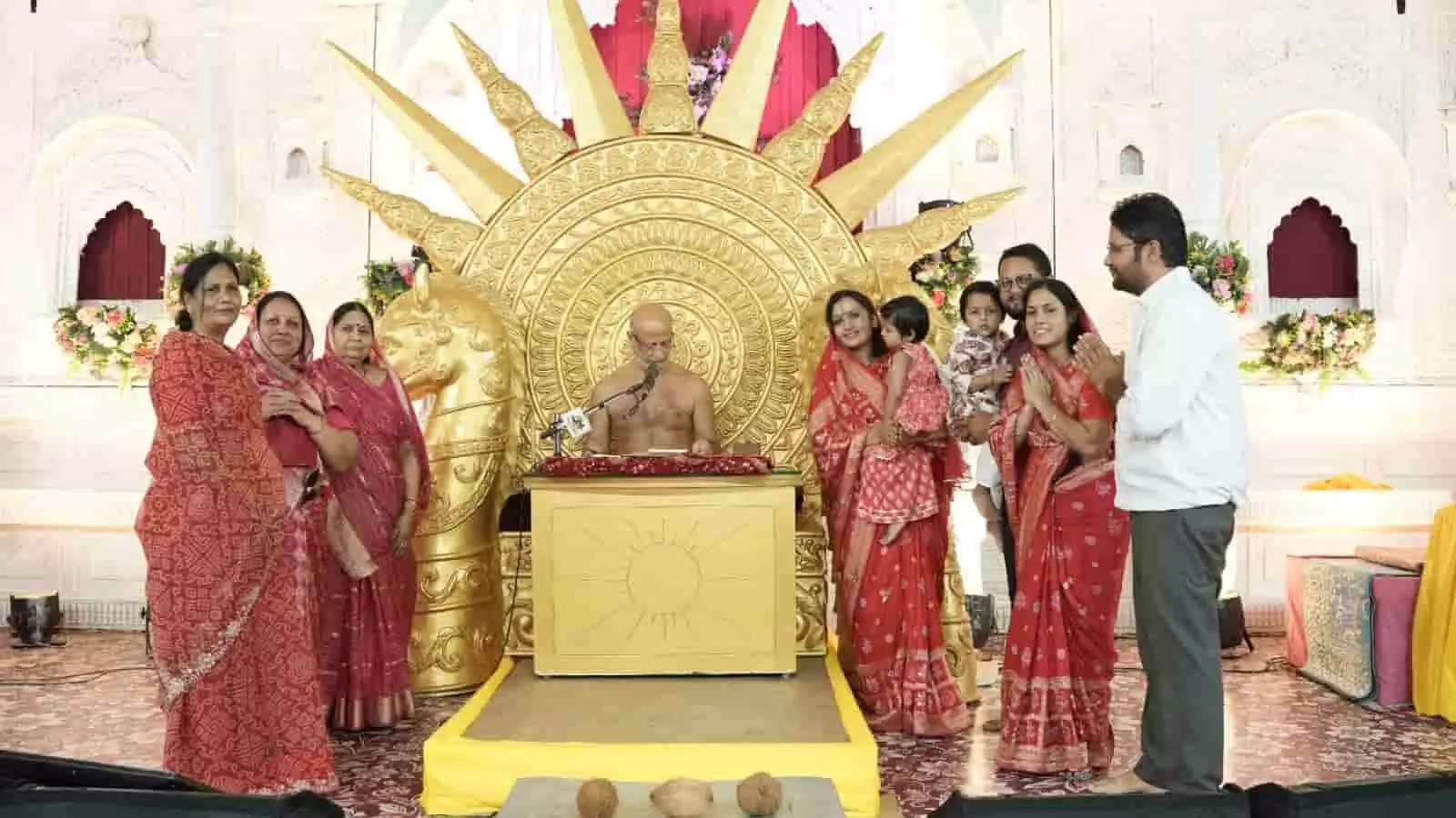 तस्वीर में मंच पर बैठे आचार्य पुलकसागर महाराज और आसपास खड़े श्रद्धालु शास्त्रीनगर के सूर्यमहल में नजर आ रहे हैं। तस्वीर में मंच पर बैठे आचार्य पुलकसागर महाराज और आसपास खड़े श्रद्धालु शास्त्रीनगर के सूर्यमहल में नजर आ रहे हैं।